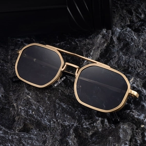 Lunettes de soleil carrées rétro en métal à double pont pour homme sur fond roche