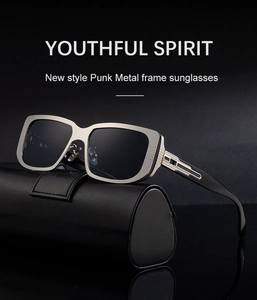 Detail der champagnergoldenen Punk-Metallsonnenbrille mit hohlen Bügeln auf Lederetui