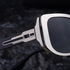 Makroansicht des silbernen Metallscharniers mit Streifendesign der quadratischen Brille