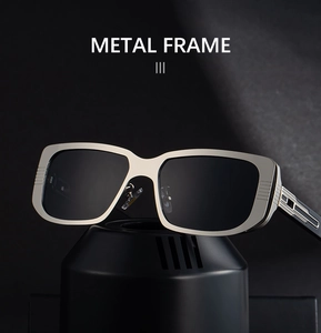 Detailansicht der quadratischen Metall-Sonnenbrille mit strukturierten Bügel-Details