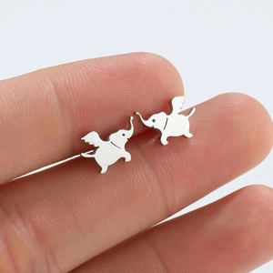 Boucles d'oreilles éléphant ailé en acier inoxydable présentées à la main pour la taille