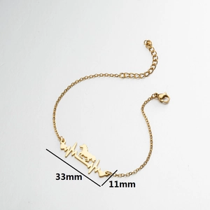 Goldenes EKG-Herzschlag-Armband mit Pferdesilhouette und Herzanhänger auf weißem Grund