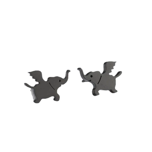 Boucles d'oreilles clous minimalistes en acier noir avec motif éléphant volant ailé