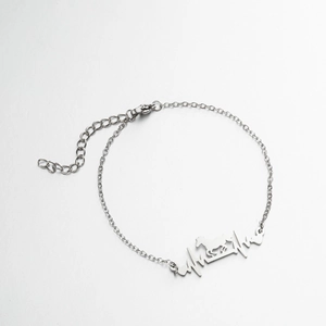 Detailansicht der EKG-Herzlinie und Pferd-Anhänger-Armband aus Silber Edelstahl