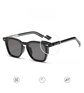 Détail de lunettes de soleil carrées noires montrant la charnière à flèche argentée