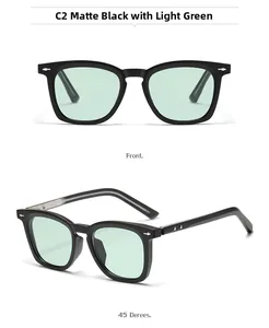 Vues de face et à 45 degrés de lunettes de soleil carrées noir mat avec verres verts