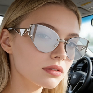 Détail de lunettes de soleil œil-de-chat sans monture avec décor triangle en métal argenté