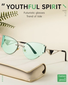 Détail de lunettes de soleil sans monture yeux de chat avec verres verts et étui beige