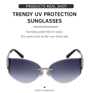 Vue détaillée de lunettes de soleil sans monture œil de chat avec protection UV argent
