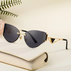 Lunettes de soleil œil de chat sans monture avec cadre doré et branches géométriques