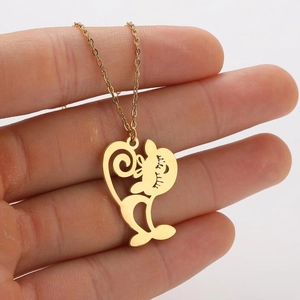 Nahaufnahme einer minimalistischen goldenen Katzen-Halskette mit Gravur-Details