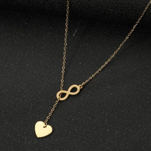 Collier minimaliste en or avec pendentif infini et cœur pour femme sur fond sombre texturé