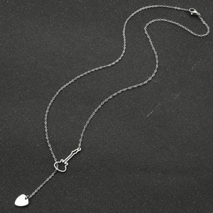 Collier en acier titane argenté avec pendentif guitare et petit cœur pour femme