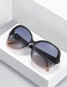 Details zu polarisierten Gläsern und Goldscharnieren der quadratischen Sonnenbrille