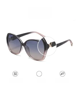 Details quadratischer Übergroße-Sonnenbrille mit goldfarbenen Metallscharnieren