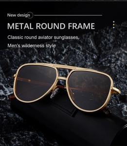 Vue rapprochée de lunettes aviateur en métal doré avec verres polarisés marron
