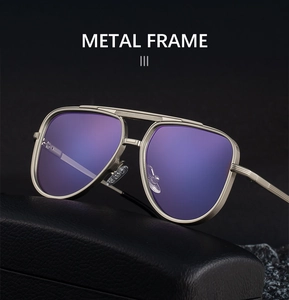 Détail de lunettes pilote avec monture en métal doré et verres réfléchissants violets