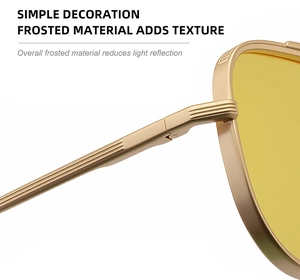 Vue macro de la charnière en métal doré mat et texture dépolie sur les lunettes