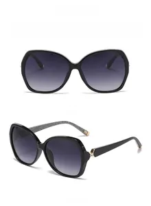 Details quadratische Polarisierte Damen Sonnenbrille mit Glitzerbügel und Goldakzent