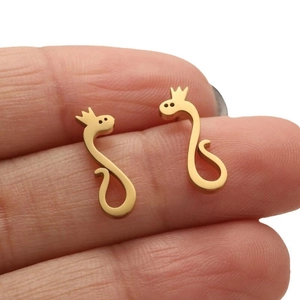 Chic golden snake stud earrings in S-shape stainless steel held between fingers