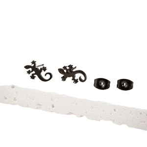 Boucles d'oreilles minimalistes gecko lézard en acier inoxydable noir pour femmes sur blanc