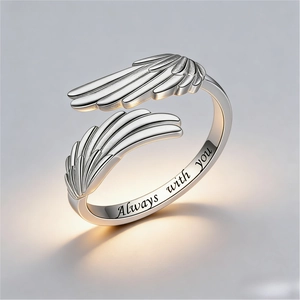 Detail des silbernen Flügelrings mit 'Always with you' Gravur auf der Innenseite