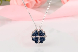 Vue macro détaillée du pendentif trèfle à quatre feuilles avec pierres bleues et bord argenté