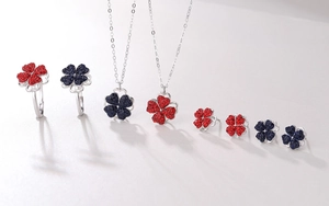 Détail d'un ensemble de bijoux trèfle avec cristaux rouges et bleus en monture argent