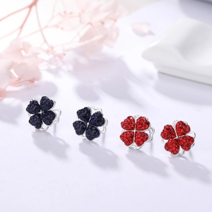 Détails des boucles d'oreilles trèfle avec cristaux pavés en rouge et bleu, métal argenté