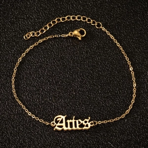 Fußkettchen aus 18K vergoldetem Edelstahl mit Widder-Schriftzug im gotischen Stil