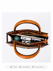 Vue de dessus de l'intérieur du sac en cuir marron avec compartiments pour iPad et accessoires