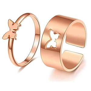 Vue détaillée des bagues papillon pour couples en or rose avec design ajouré