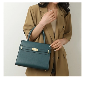 Détail du sac Kelly en cuir vert foncé avec garniture dorée et grain lychee