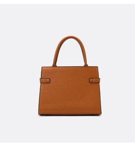 Gros plan d'un sac à main en cuir marron avec texture de litchi et détails de couture