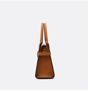 Vue latérale du sac à main en cuir marron avec boucle en métal et design trapèze