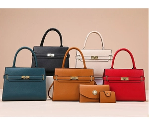 Détail d'un ensemble de sacs à main en cuir saffiano avec boucles et fermoirs métalliques
