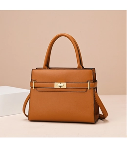 Détail du sac à main en cuir grainé marron avec fermoir rotatif doré élégant