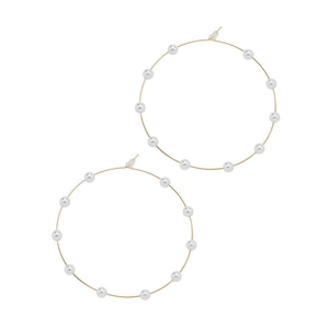 Modische goldene Creolen mit weißen Perlen für Damen im minimalistischen Design