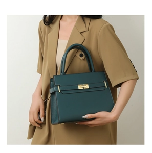 Détail du sac Kelly en cuir vert foncé texturé avec un élégant fermoir rotatif doré