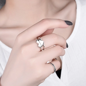 Nahaufnahme des doppellagigen hohl Herzrings und Vintage-Bands an der Hand