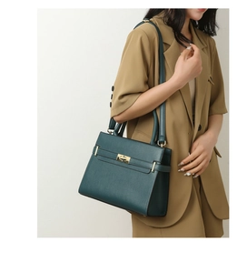 Détail du sac en cuir grainé sarcelle avec fermoir rotatif doré et bandoulière