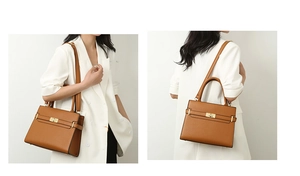 Détails du sac à main en cuir marron caramel avec fermoir tournant doré et bandoulière
