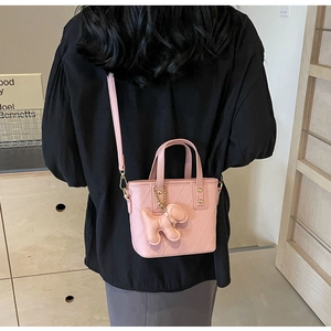 Mini sac seau matelassé rose avec un charmant chiot et une bandoulière amovible en détail