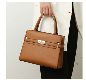 Détail du sac cabas marron caramel avec texture litchi et fermoir pivotant en métal doré