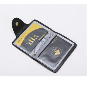 Vue détaillée du porte-cartes pliable en similicuir noir avec fentes PVC et fermoir à pression