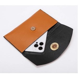 Vue détaillée de l'intérieur de la pochette de téléphone en cuir marron et fermoir aimant