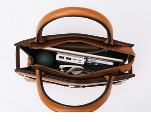 Vue de dessus montrant la capacité intérieure du sac à main marron en cuir grainé lychee