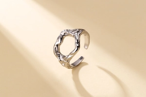 Vue macro d'une bague en argent S925 avec texture irrégulière et poinçon
