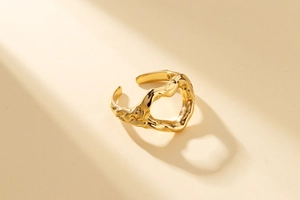 Vue macro détaillée du poinçon argent 925 sur la bague dorée texture lave