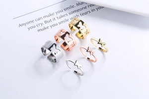 Détails de six bagues papillon ajourées en finitions or, argent et or rose poli